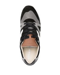 Chaussures de sport noires et blanches Diadora