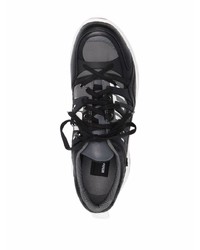 Chaussures de sport noires et blanches UGG