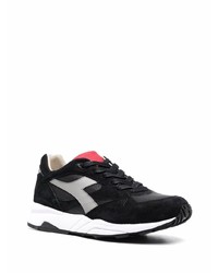 Chaussures de sport noires et blanches Diadora