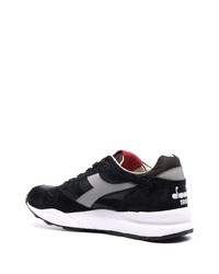 Chaussures de sport noires et blanches Diadora