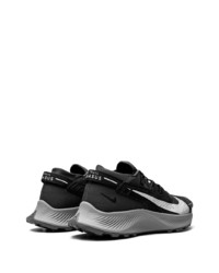 Chaussures de sport noires et blanches Nike