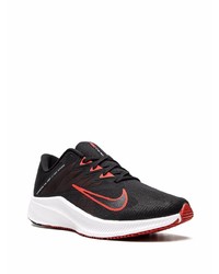 Chaussures de sport noires et blanches Nike