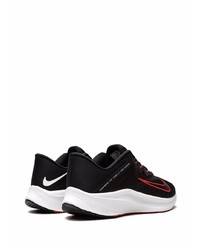 Chaussures de sport noires et blanches Nike