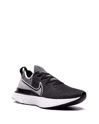 Chaussures de sport noires et blanches Nike