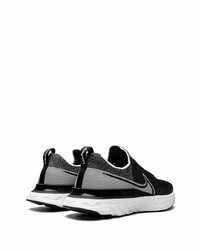 Chaussures de sport noires et blanches Nike