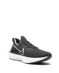 Chaussures de sport noires et blanches Nike