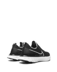 Chaussures de sport noires et blanches Nike