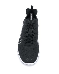 Chaussures de sport noires et blanches Nike