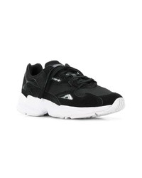 Chaussures de sport noires et blanches adidas