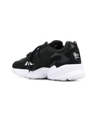 Chaussures de sport noires et blanches adidas