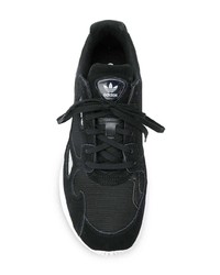 Chaussures de sport noires et blanches adidas