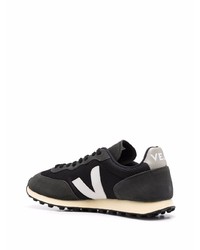 Chaussures de sport noires et blanches Veja