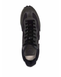 Chaussures de sport noires et blanches Veja