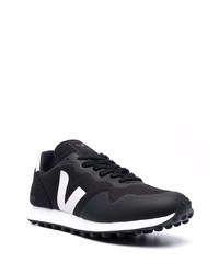 Chaussures de sport noires et blanches Veja