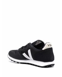 Chaussures de sport noires et blanches Veja