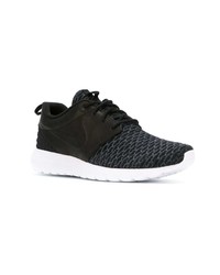 Chaussures de sport noires et blanches Nike