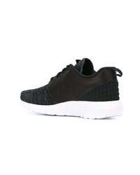 Chaussures de sport noires et blanches Nike