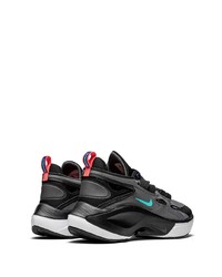 Chaussures de sport noires et blanches Nike