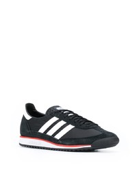 Chaussures de sport noires et blanches adidas