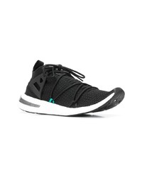 Chaussures de sport noires et blanches adidas