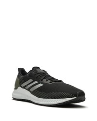 Chaussures de sport noires et blanches adidas