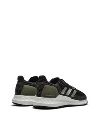 Chaussures de sport noires et blanches adidas