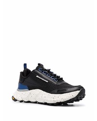 Chaussures de sport noires et blanches Fila