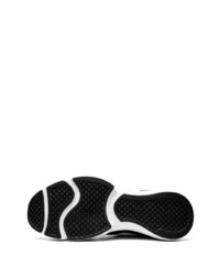 Chaussures de sport noires et blanches Nike