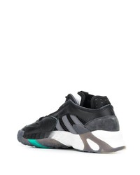 Chaussures de sport noires et blanches adidas