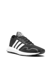 Chaussures de sport noires et blanches adidas