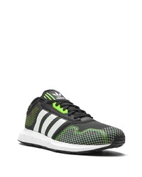 Chaussures de sport noires et blanches adidas