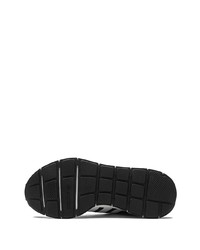 Chaussures de sport noires et blanches adidas