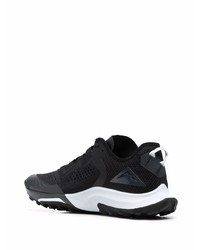 Chaussures de sport noires et blanches Nike