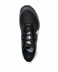 Chaussures de sport noires et blanches Nike