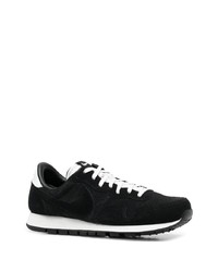 Chaussures de sport noires et blanches Nike