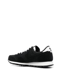 Chaussures de sport noires et blanches Nike