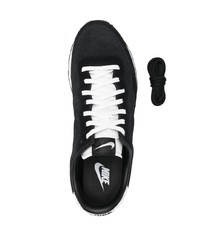 Chaussures de sport noires et blanches Nike