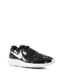 Chaussures de sport noires et blanches Nike