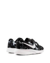 Chaussures de sport noires et blanches Nike