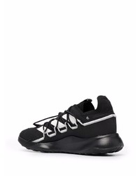 Chaussures de sport noires et blanches adidas