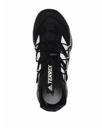 Chaussures de sport noires et blanches adidas