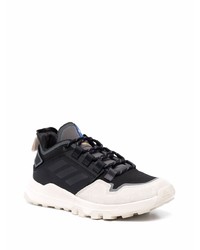 Chaussures de sport noires et blanches adidas