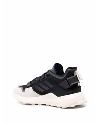 Chaussures de sport noires et blanches adidas