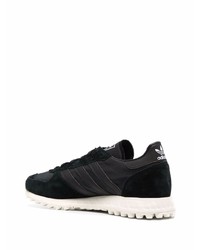 Chaussures de sport noires et blanches adidas