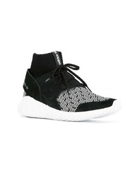 Chaussures de sport noires et blanches adidas