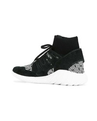 Chaussures de sport noires et blanches adidas