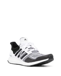 Chaussures de sport noires et blanches adidas