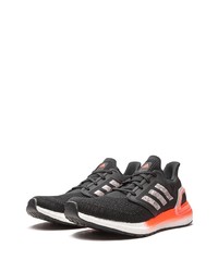 Chaussures de sport noires et blanches adidas