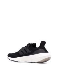 Chaussures de sport noires et blanches adidas