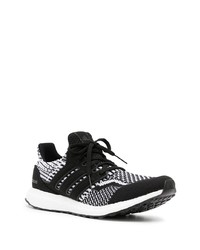 Chaussures de sport noires et blanches adidas